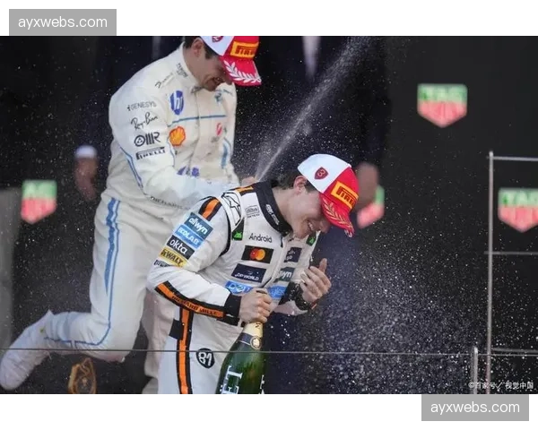 镜头捕捉：摩纳哥小将进球后奔向看台与患病小球迷互动